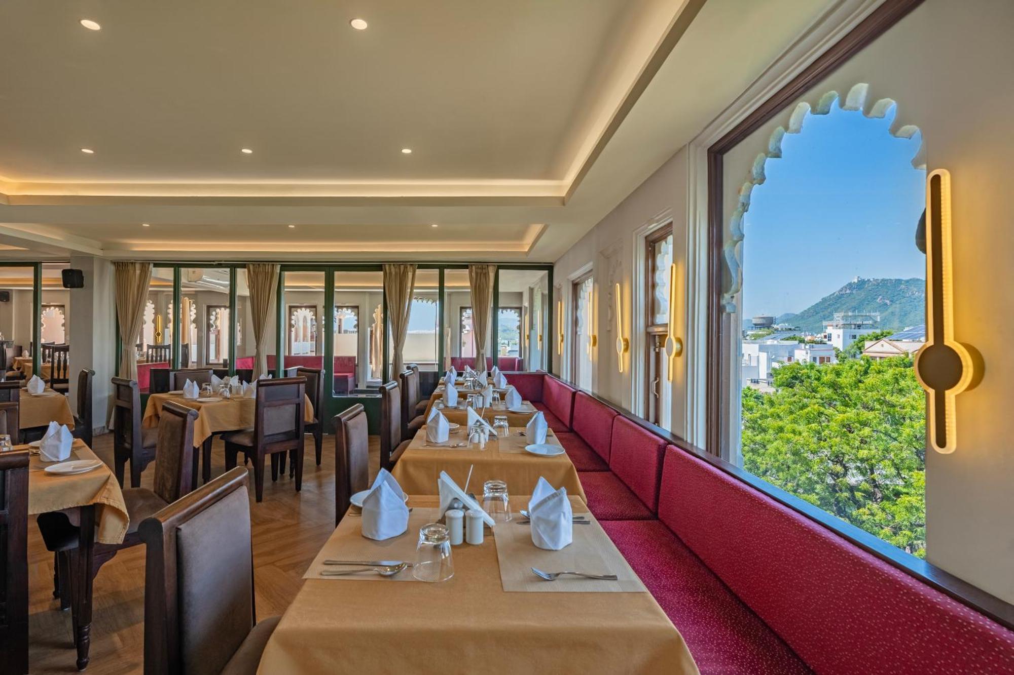 Sterling Jaisinghgarh Udaipur Hotel Exterior photo