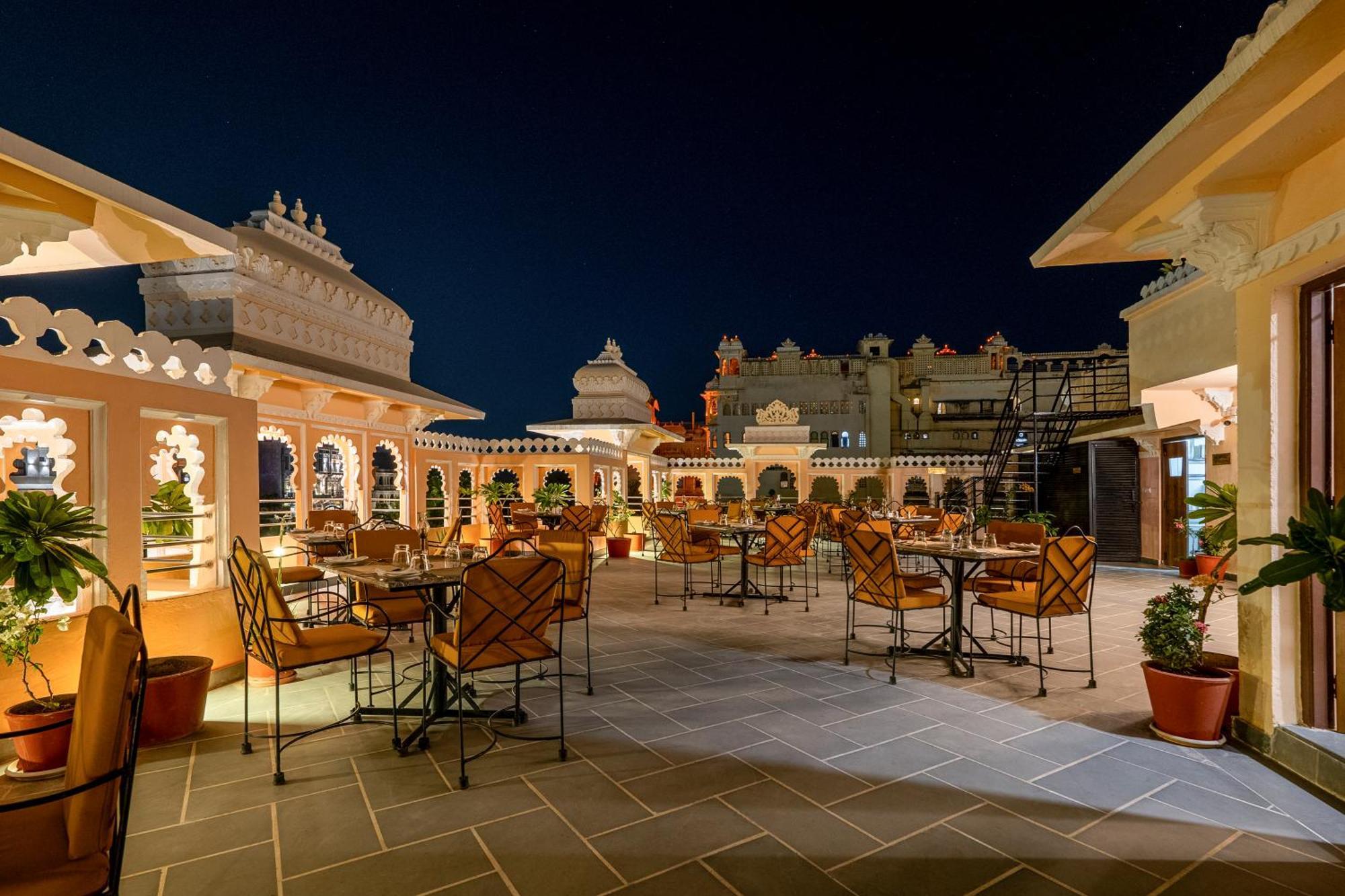 Sterling Jaisinghgarh Udaipur Hotel Exterior photo