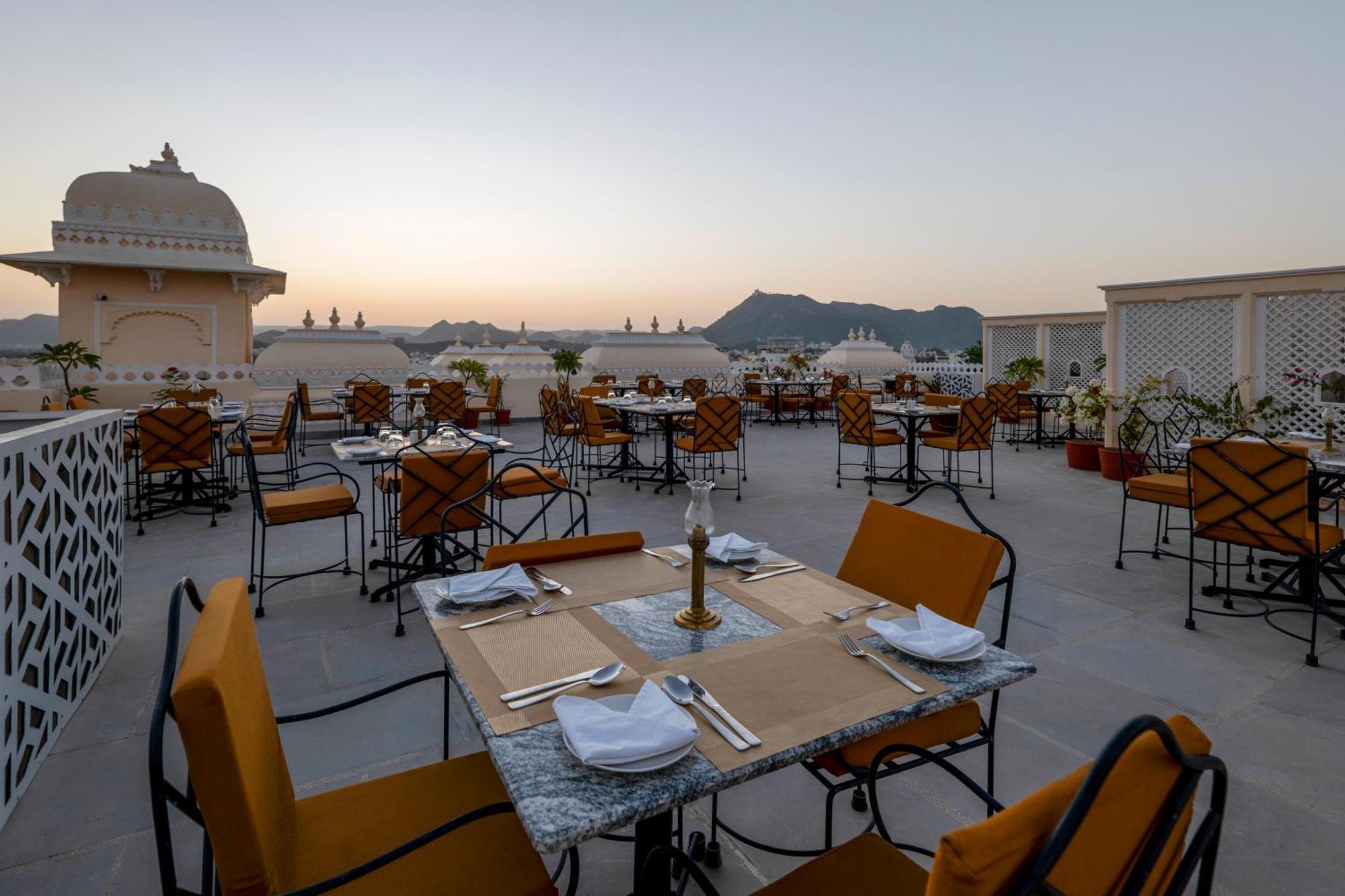 Sterling Jaisinghgarh Udaipur Hotel Exterior photo