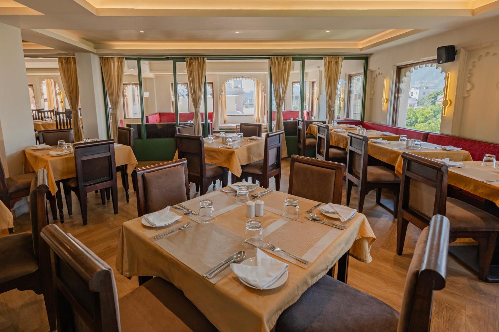 Sterling Jaisinghgarh Udaipur Hotel Exterior photo